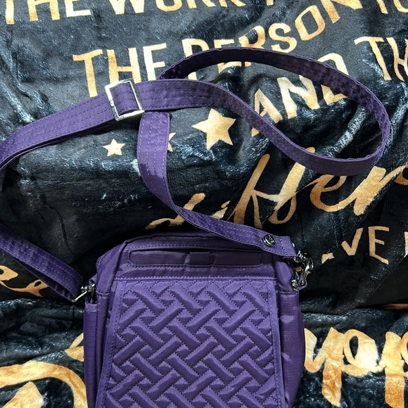 Travel bag . Used once . 3 zipper pocket’s. 2 magnetic closures . Crossbody . - Picture 8 of 8